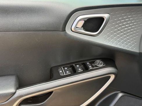 Used 2024 Kia Soul LX w/ Option Group 015 FWD image 11