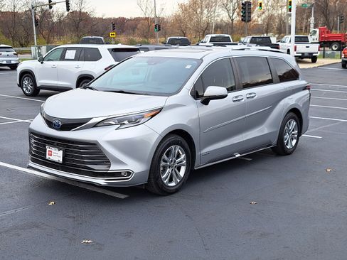 Certified 2021 Toyota Sienna Platinum image 2