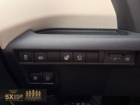 Certified 2021 Toyota Sienna Platinum FWD image 33