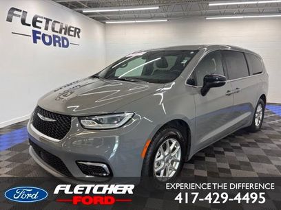 Used 2025 Chrysler Pacifica Select