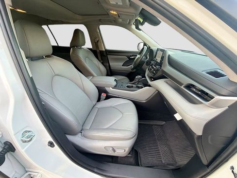 Used 2025 Toyota Highlander XLE AWD/4WD image 15