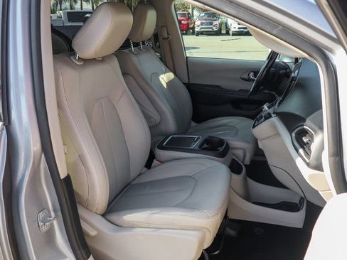 Used 2021 Chrysler Pacifica Touring-L image 46