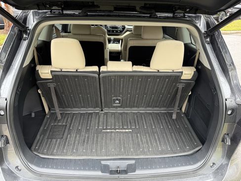 Used 2022 Toyota Highlander XLE image 19