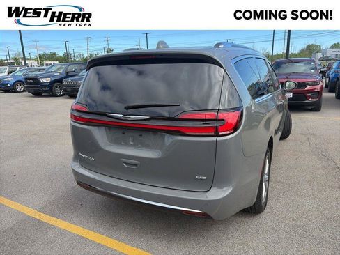 Used 2021 Chrysler Pacifica Touring-L w/ Uconnect Theater Family Group AWD/4WD image 2