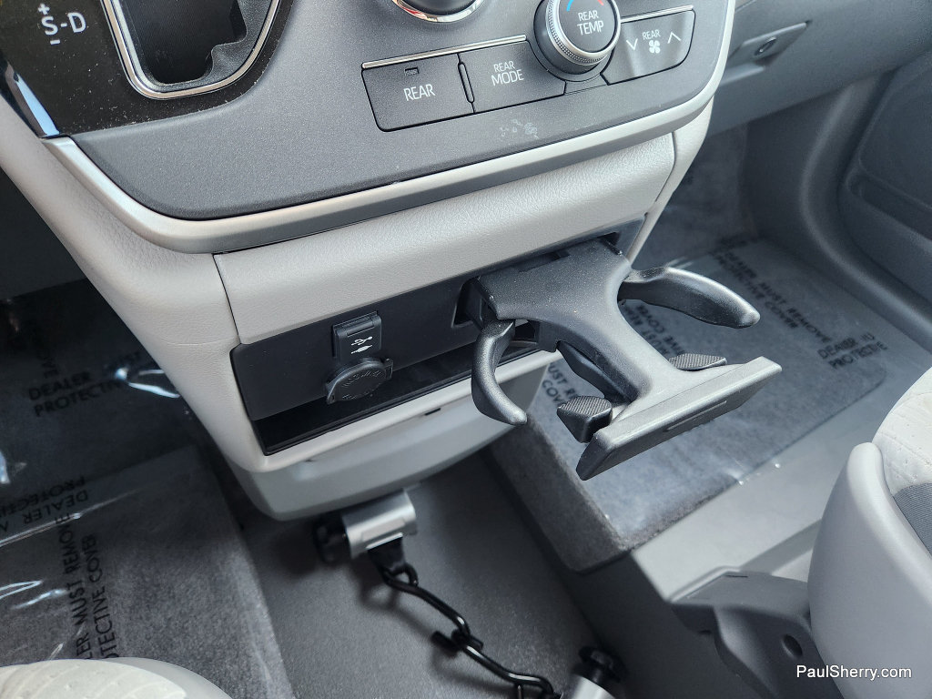Used 2020 Toyota Sienna LE FWD image 48