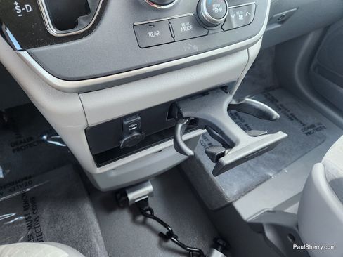 Used 2020 Toyota Sienna LE FWD image 48