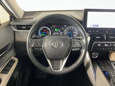 Used 2024 Toyota Venza XLE AWD/4WD image 12