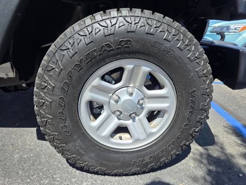 Used 2017 Jeep Wrangler Sport AWD/4WD image 5