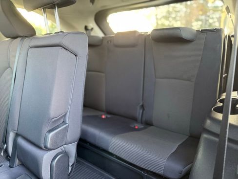Used 2023 Toyota Highlander LE image 18