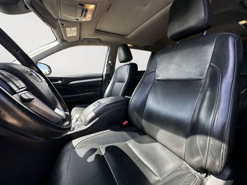 Used 2017 Toyota Highlander XLE w/ Carpet Mat Package AWD/4WD image 10