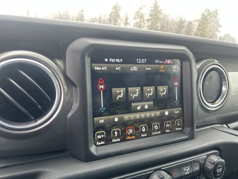 Used 2018 Jeep Wrangler Unlimited Sahara image 18