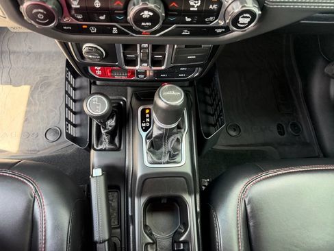 Used 2024 Jeep Gladiator Rubicon w/ Technology Group AWD/4WD image 34