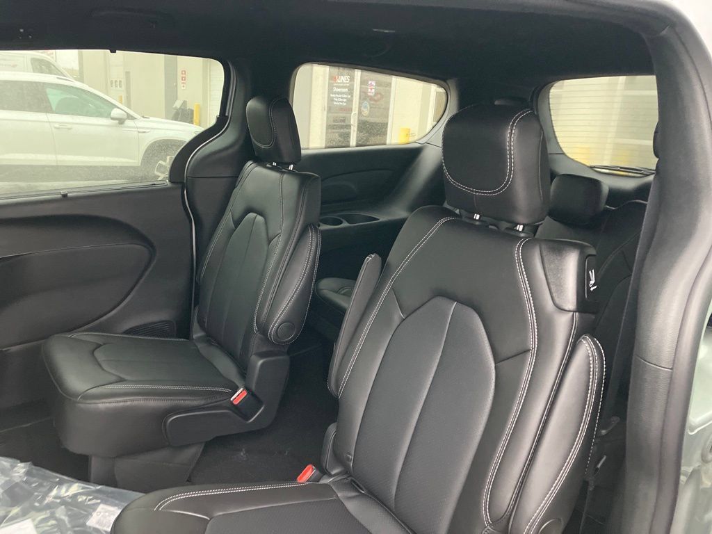 New 2026 Chrysler Pacifica Select w/ S Appearance Package FWD image 28