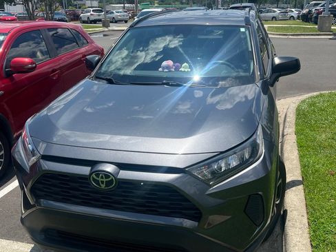 Used 2021 Toyota RAV4 LE FWD image 3