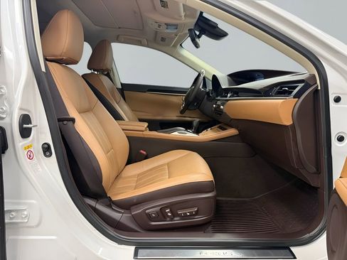 Used 2018 Lexus ES 350 w/ Luxury Package w/Wood Trim image 12