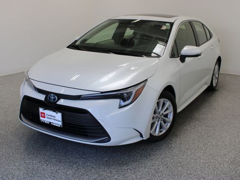 Used 2025 Toyota Corolla XLE FWD image 2