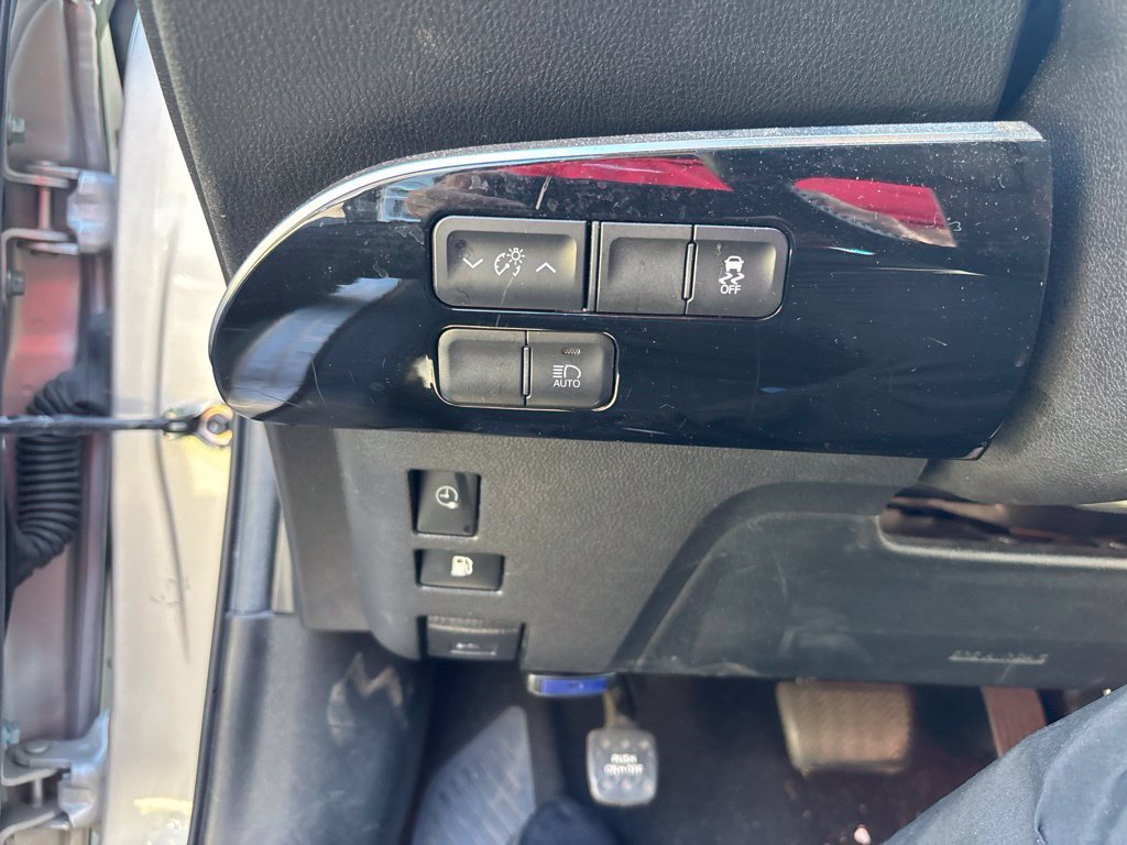 Used 2018 Toyota Prius Prime Premium FWD image 17