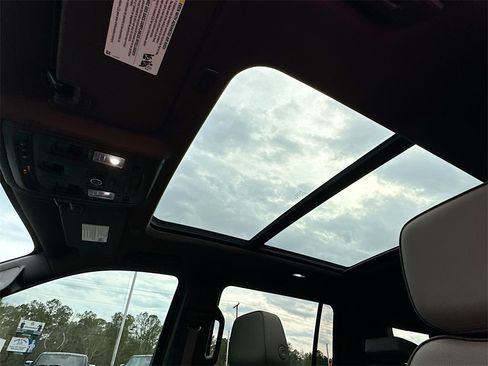 Used 2023 GMC Yukon XL SLT w/ SLT Premium Package image 11