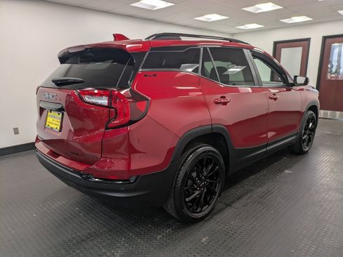 Used 2023 GMC Terrain SLE w/ Driver Convenience Package image 4