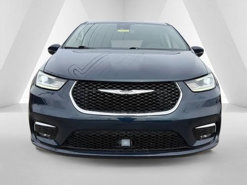 Used 2023 Chrysler Pacifica Touring-L image 2