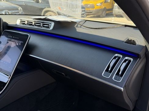 Used 2022 Mercedes-Benz S 580 4MATIC Sedan w/ AMG Line Package image 19