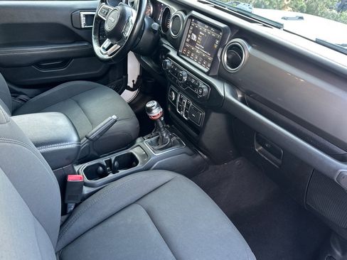 Used 2020 Jeep Wrangler Unlimited Sahara image 19