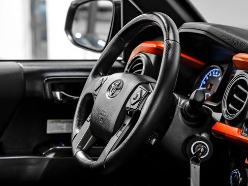 Used 2019 Toyota Tacoma TRD Off-Road w/ TRD Premium Off Road Package AWD/4WD image 18