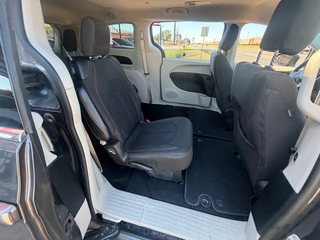 Used 2018 Chrysler Pacifica Touring FWD image 29
