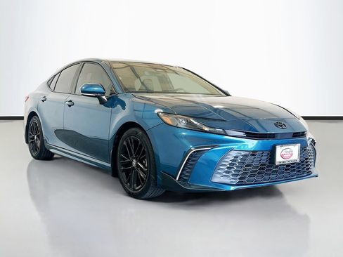 Used 2025 Toyota Camry SE w/ Convenience Package FWD image 3