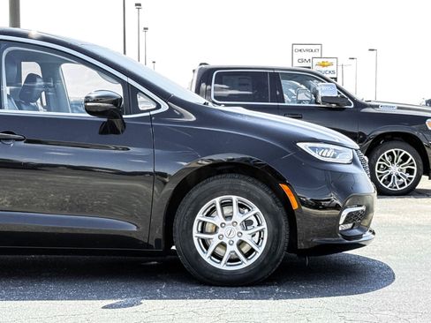 Used 2024 Chrysler Pacifica Touring-L FWD image 9