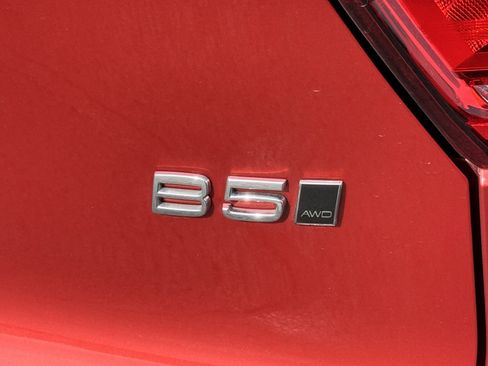 Used 2023 Volvo XC40 B5 Plus image 22