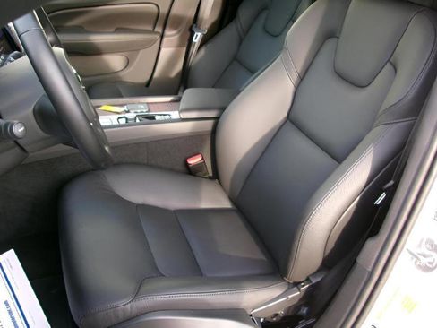 Used 2025 Volvo V60 B5 Cross Country Plus image 13