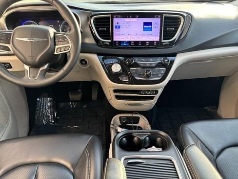 Used 2023 Chrysler Pacifica Touring-L FWD image 14