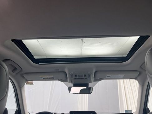 Used 2022 Toyota Highlander XLE image 18