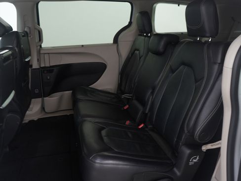 Used 2022 Chrysler Pacifica Touring-L w/ Uconnect Theater Family Group image 16