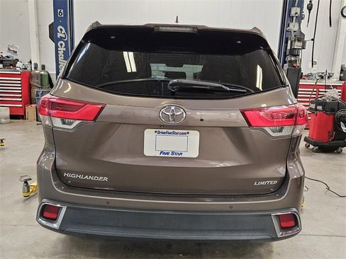 Used 2017 Toyota Highlander Limited image 5