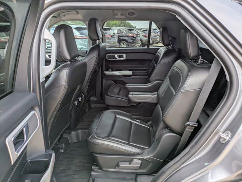 Used 2022 Ford Explorer XLT w/ Equipment Group 202A image 10