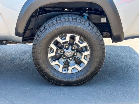 Used 2019 Toyota Tacoma TRD Off-Road w/ TRD Premium Off Road Package AWD/4WD image 10