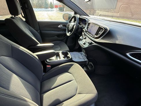 Used 2023 Chrysler Pacifica Touring image 11