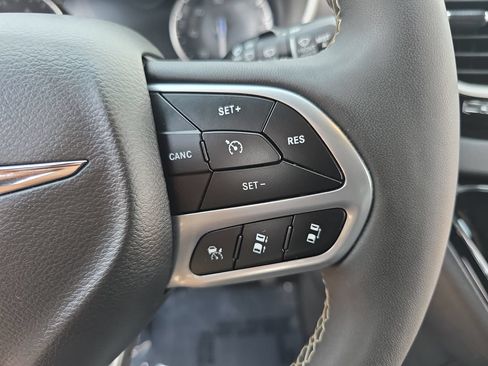 Used 2025 Chrysler Pacifica Select FWD image 19