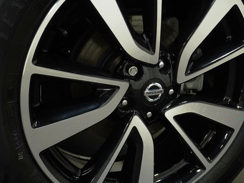 Used 2018 Nissan Rogue SL w/ Premium Package AWD/4WD image 11