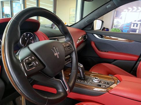 Used 2022 Maserati Levante GT AWD/4WD image 9