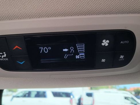 Used 2024 Chrysler Pacifica Limited FWD image 32