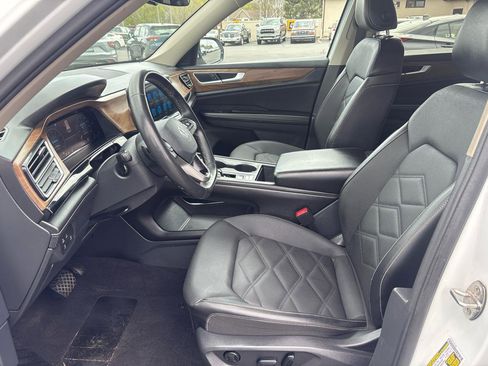 Used 2024 Volkswagen Atlas SE AWD/4WD image 12