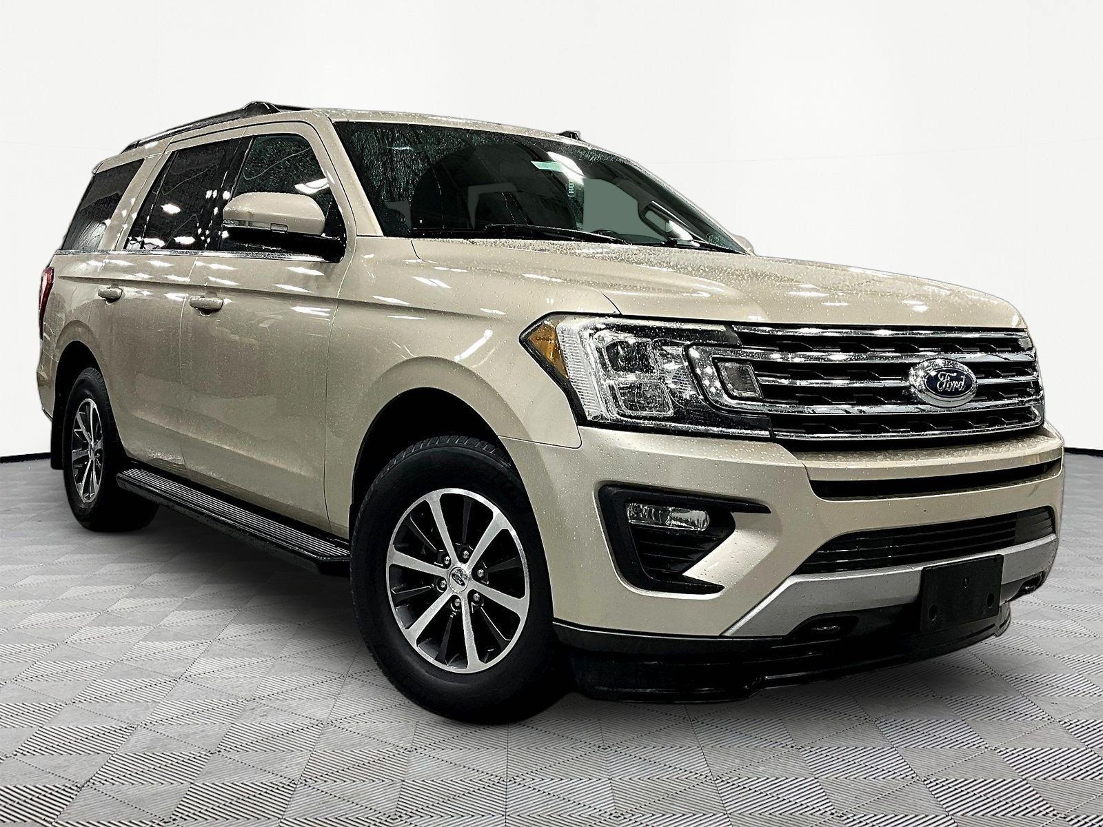 Used 2018 Ford Expedition XLT w/ Equipment Group 201A AWD/4WD image 3