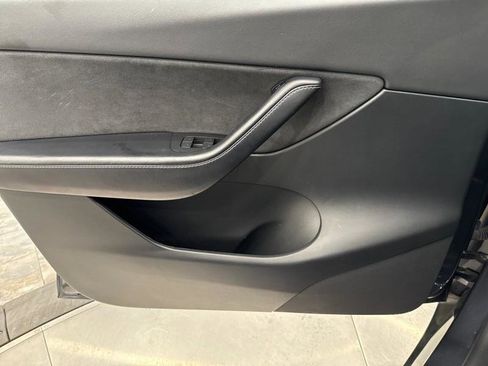 Used 2022 Tesla Model Y Long Range image 30