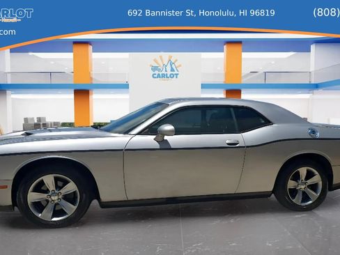 Used 2016 Dodge Challenger SXT RWD image 3