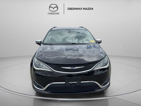 Used 2019 Chrysler Pacifica Limited FWD image 2