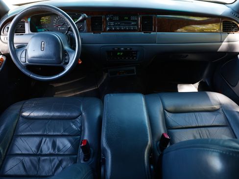 Used 1999 Lincoln Town Car Executive image 25