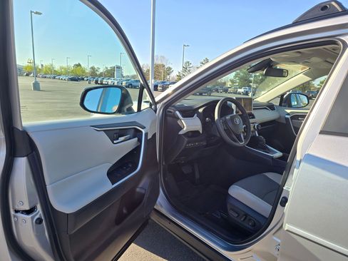 Used 2025 Toyota RAV4 XLE image 18